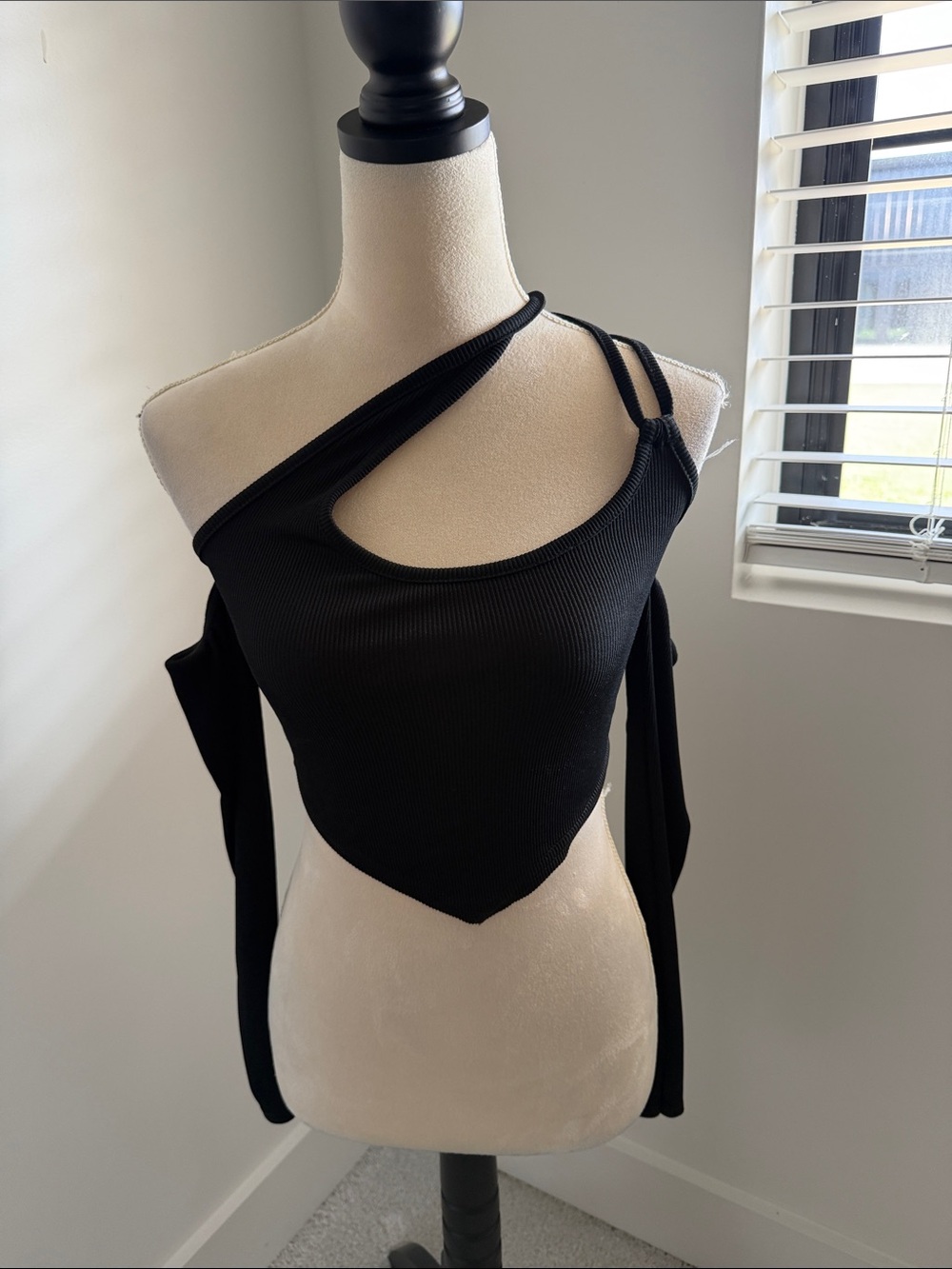 PrettyLittleThing Black One-Shoulder Cutout Crop Top
